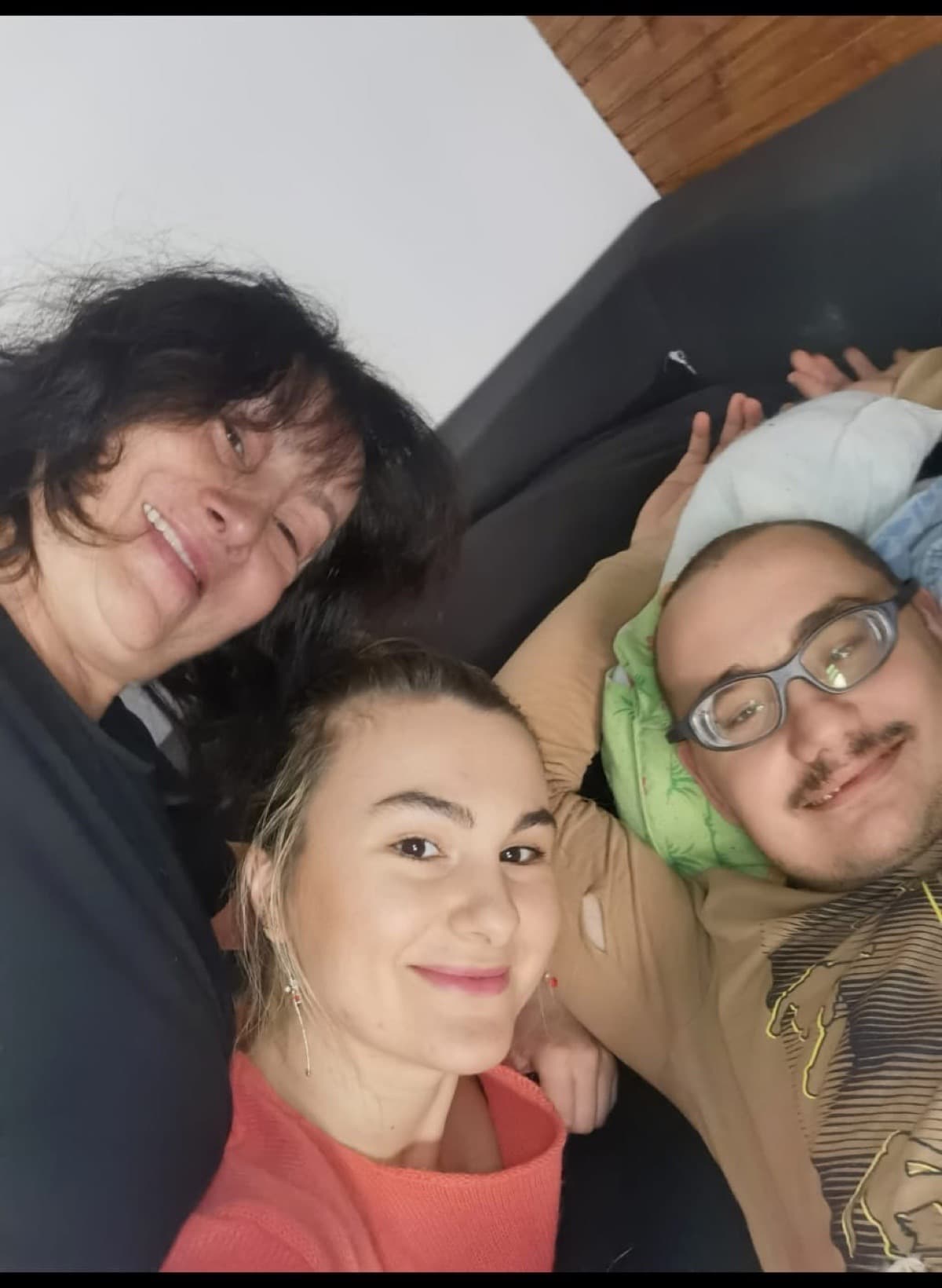O mamă alături de copilul ei, într-un moment cald