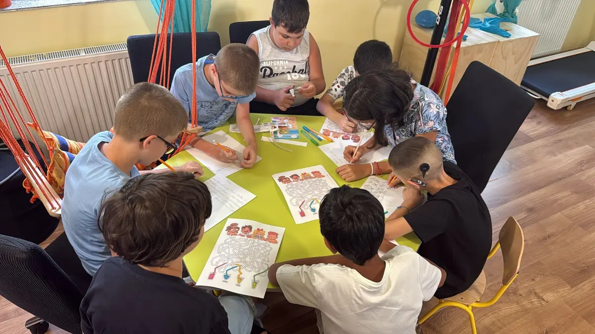 Copii și o voluntară în plină joacă