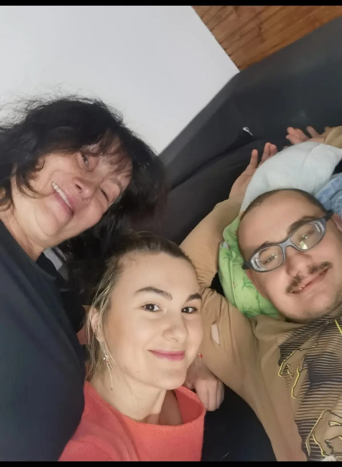 O mamă alături de copilul ei, într-un moment cald
